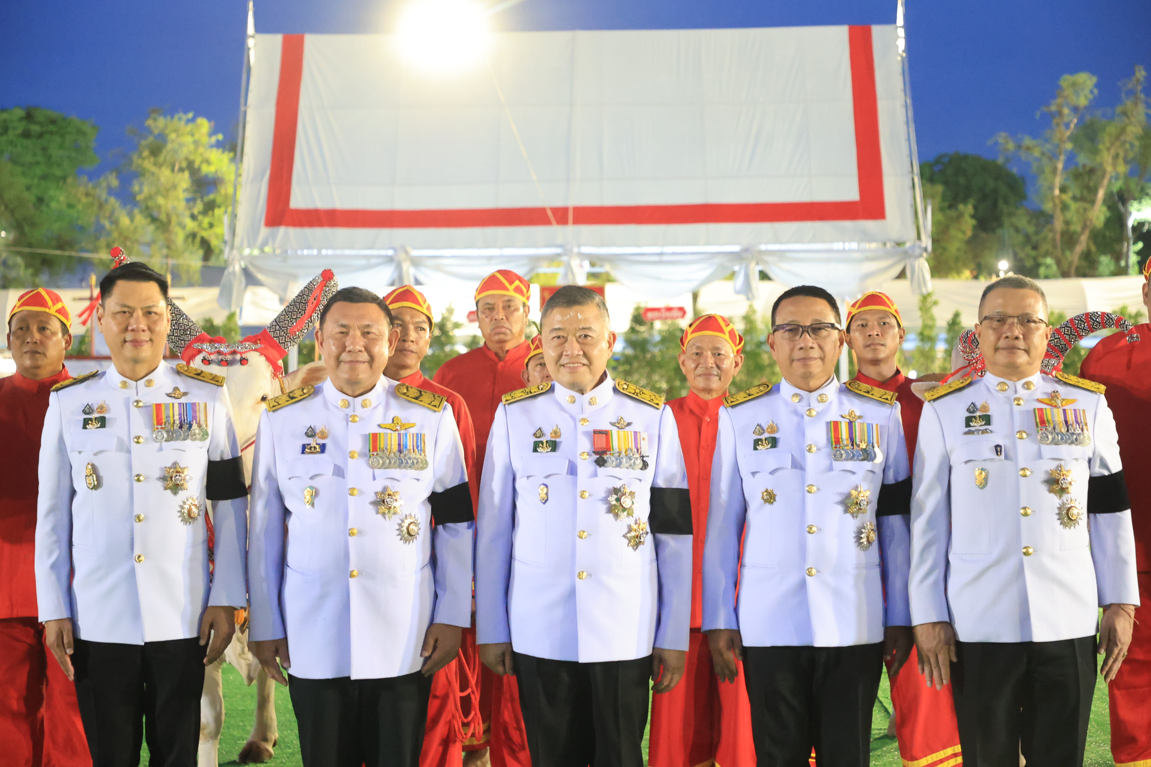 title - ปลัดเกษตรฯ ผู้ทำหน้าที่พระยาแรกนา พร้อมด้วยเทพีคู่หาบทองและเทพีคู่หาบเงิน ทำพิธีล้างมือพระยาแรกนา และเจิมหน้าพระโค